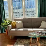 Oomph Modern With Balcony アパート