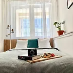 アパート Oomph Modern With Balcony