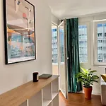 アパート Oomph Modern With Balcony *