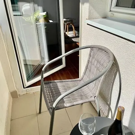 Oomph Modern With Balcony Apartament
