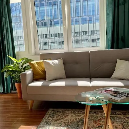Oomph Modern With Balcony Apartament