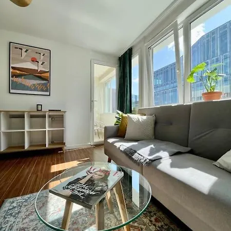 Oomph Modern With Balcony Apartmán *