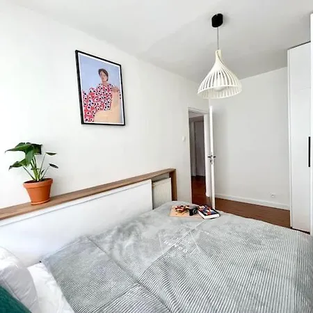 アパート Oomph Modern With Balcony *