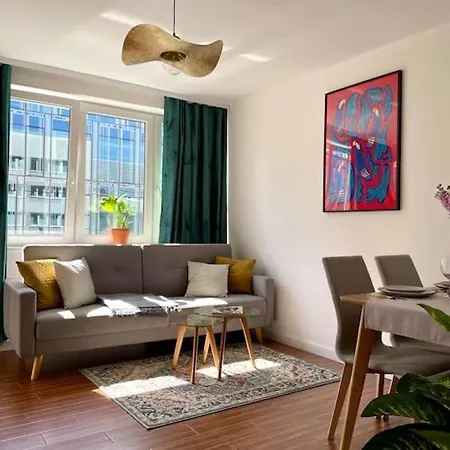 Oomph Modern With Balcony Apartmán