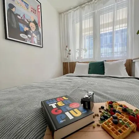Oomph Modern With Balcony Apartament