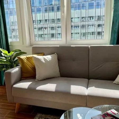 Oomph Modern With Balcony Apartament *
