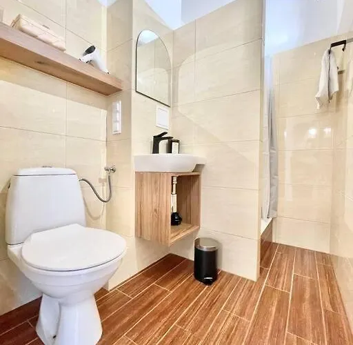 Oomph Modern With Balcony Apartment *