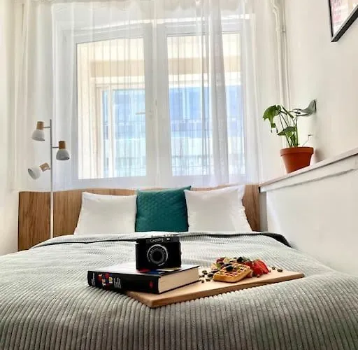 Apartment Oomph Modern With Balcony