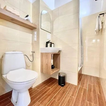 Oomph Modern With Balcony Апартаменты *
