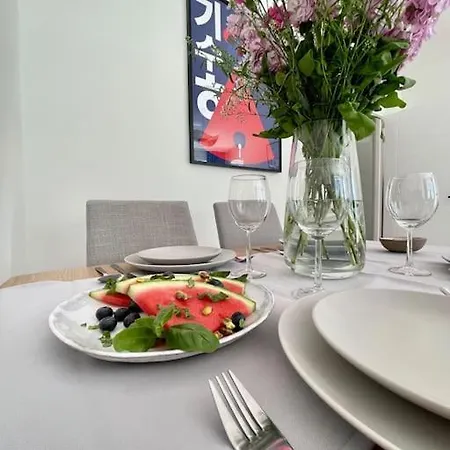 דירה Oomph Modern With Balcony *