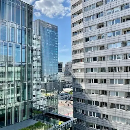 Oomph Modern With Balcony Апартаменты *