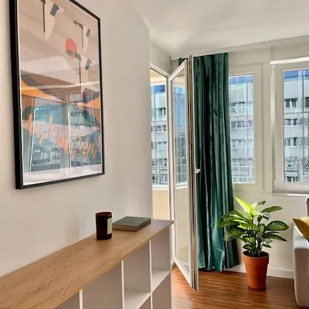 Апартаменты Oomph Modern With Balcony *